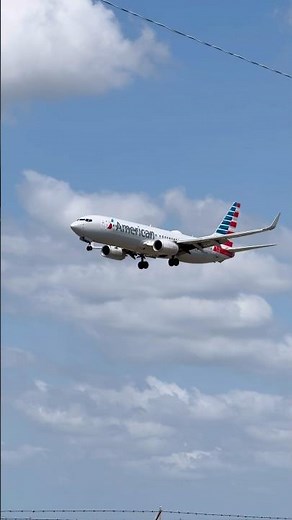 American Airlines 737-800 landing at KTPA