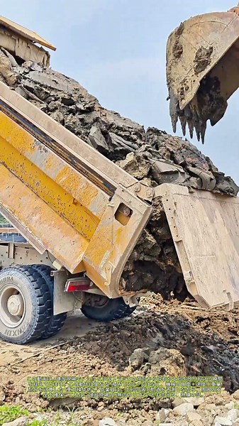 土砂を空中へ放つ：ショベルの“重力操作術”が教える現場の力学
