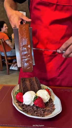 This Dubai Waiter’s Skill Will Shock You 😱