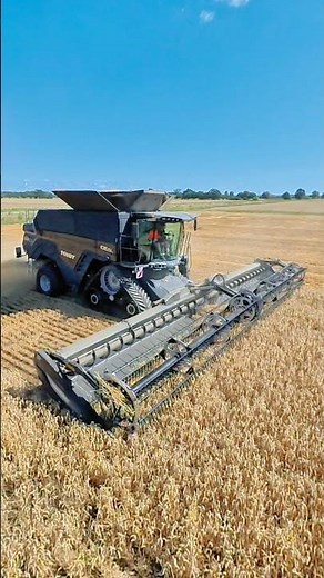 Fendt 10T ideal drive combine harvester with the 40ft MacDon header