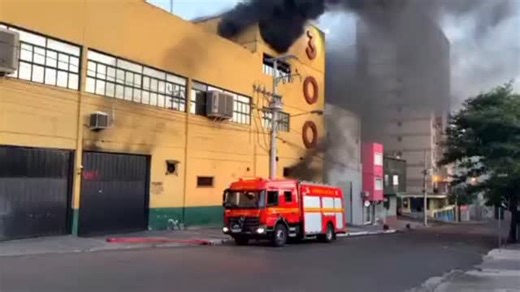 Pedro Olivera on Instagram: "🇧🇷🚨#LIVRAMENTO 👨‍🚒🚒 🔥INTENSA HUMAREDA POR PRINCIPIO DE INCENDIO EN SUPERMERCADO 300 DE SANT’ANA DO LIVRAMENTO🔥 De acuerdo a la información brindada por A Plateia, el incidente ocurrió en horas de la mañana y provocó alarma entre vecinos y comerciantes de la zona céntrica de Sant’Ana do Livramento, tras registrarse un principio de incendio en el Supermercado 300. Dotaciones del Cuerpo de Bomberos trabajaron en el lugar, ingresando al edificio y realizando tare