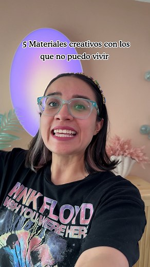 Hacer esta lista me costó trabajo ya que elegir solamente 5 materiales de todo el mundo crafty es muy complicado, pero se logró!!! ¿Cuáles hubieras elegido? ¿Cuáles fueron tus favoritos? #vivetucreatividad #Craftingeek | Craftingeek