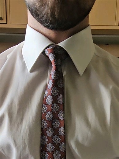 How to Tie a Tie for New Year's Celebrations