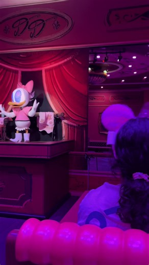 Daisy sounded a bit diffrent here.. #disneyland #california #daisyduck #foryoupage
