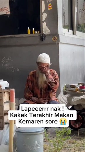 Icha Naratu on Instagram: "Lapeeerrr nak ! Makan terakhir kemaren siang 😭 Saat kami temui, abah lagi tertidur sambil memegang perutnya, ternyata abah lagi nahan laper, dari kemarin abah belum makan. Tak hanya itu, abah sedang kumpulkan uang untuk bayar sewa rumah kontrakan tempat tinggalnya. Temen-temen yang mau ikut patungan Bantu Abah boleh yah start mulai 10 ribu 🥺🙏 BCA : 13 43 00 92 79 📌 A.n R Aniesha Jaya A,md"