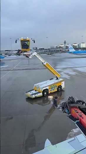 Behind every safe winter departure is a team of specialists who know exactly what they're doing. ❄️