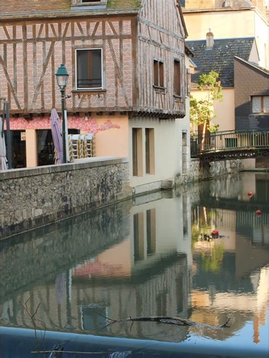 🎶Montargis : quand les initiatives privées font vivre les canaux. 📍 Au bord des canaux de Montargis, l’ambiance change dès que les beaux jours arrivent. Dans ce quartier historique, autrefois marqué par les activités des tanneurs et de la pêcherie, les bâtiments anciens rénovés créent aujourd’hui un cadre particulièrement vivant. En été, des groupes de musique se produisent régulièrement, à l’initiative des commerçants et restaurateurs du quartier qui se mobilisent pour animer les lieux. Ces i