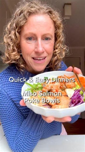QUICK & EASY DINNERS ~ MISO SALMON POKE BOWLS ~ @whstspruecooking Poke bowls would have to be my favourite type of meal. You can change the flavours so easily, mix and match what you like and alter the proportions to suit the needs of the whole family. To save time, you can pre-chop any veggies and use microwave rice, bringing this down to about a 15-minute meal, which is exactly what we all need at this time of year. The kids love this way of eating. We usually have all ingredients in the middl