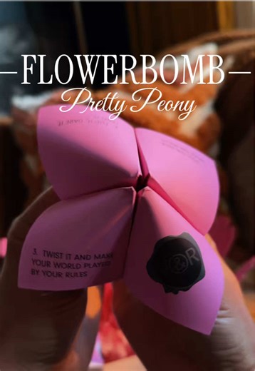 Flowerbomb Pretty Peony Eau de Parfum by Viktor & Rolf 🌸 A fruity floral that blooms with luscious strawberries and peonies, softly anchored by a delicate musk. Playful, feminine, and undeniably bold, all wrapped in the iconic Flowerbomb diamond bottle reimagined in vibrant pink. Available now at Macy’s. #GiftedByViktorandRolf #FlowerbombPrettyPeony #ViktorandRolfFragrances #Flowerbomb #FloralPerfume @Viktor&Rolf Fragrances