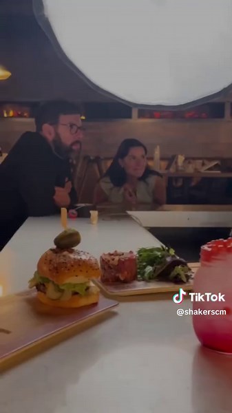 On te montre des séquences d’un de nos plus récents photoshoot! 📸 Créativité, détails et travail d’équipe sont les mots d’ordre de ces journées là!✨ #shakercuisineetmixologie #behindthescenes #photoshoot #teamwork