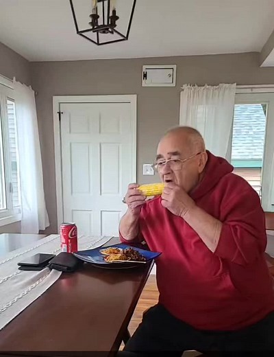 Who needs teeth to eat corn on the cob? not this guy😆 #fyp #foryoupage #oldman #gumby #howsthatpossible #noteeth