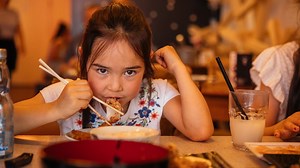 Mit den Menschen, die zuwandern, halten auch neue Esskulturen Einzug in der Schweiz. Neue Gerichte. Neue Zutaten. Neue Zubereitungsarten und Kochstile. In der Sendung «Mit Menschen kommen Küchen» geht es um diese neue kulinarische Vielfalt. Wir treffen auf Zuwanderer, die hier in der Schweiz erfolgreich Lokale mit ihrer Herkunftsküche betreiben. Ausstrahlung: wöchentlich, immer donnerstags um 19:55 Uhr, auf SAT.1 Schweiz | FOOBY