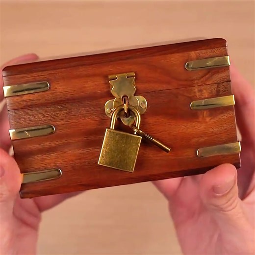 ¿Cómo abrir el candado con esta llave mágica?