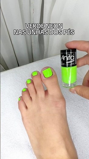 Neon green toenails 💚🦶🏼 #pedicure #manicure #nails #beautifulnails #nailpolish