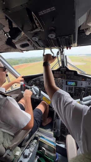 Luxury Travel Expert on Instagram: "A cockpit view of landing at Hang Nadim International Airport, home to the largest runway in Indonesia and the second-longest in Southeast Asia. Originally built as a diversion airport for Singapore Changi—just ~30 km away—this runway was designed with contingencies in mind, ready to receive aircraft during emergencies or bad weather. The result? Infrastructure capable of handling the world’s biggest wide-body jets, from the Boeing 747 and 777 to the mighty Ai