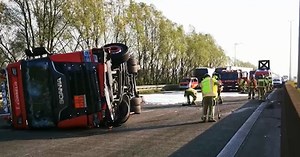 Un camion-citerne accidenté sur la E17 en direction de Gand: l'autoroute complètement bloquée, les travaux de nettoyage prendront des heures