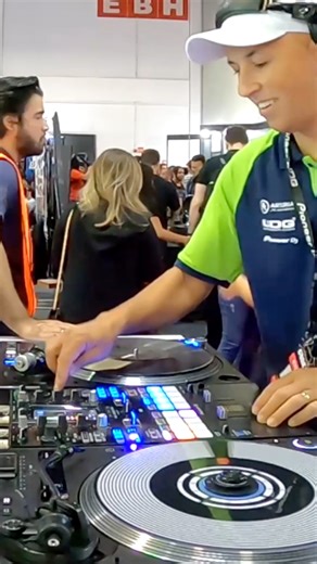 73K views · 1.4K reactions | ️ @djgutoloureiro showing off an impressive blend of digital tricks, effects and tight scratching in this routine. Performed on the DJM-S11 scratch-style mixer and two PLX-CRSS12 hybrid turntables. Well done!   Visit the link for more info on the PLX-CRSS12: https://bit.ly/44Y771d | AlphaTheta Pioneer DJ USA | Facebook