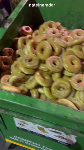 居然有弱智拿这种事批判资本主义，甜甜圈被扔掉的唯一原因是资本主义造成的过度富裕，让商家觉得没有必要在第二天售卖不新鲜的产品。古典社会主义的民众根本不知道甜甜圈是什么，改良社会主义也会给远远超过保质期的食物换个包装继续按原价售卖。总是被资本主义娇惯的从不知道饥饿是什么的人在无病呻吟