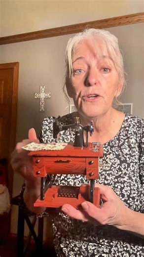 Dulvo on Instagram: "Never seen a music box like it! 😍 A collectors dream! #sewingmachine #musicbox #giftideas #grandma #collector"