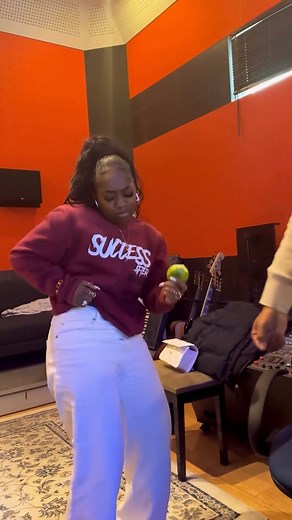 5.9K views · 240 reactions | Soraia Ramoss rende-se a tamanha qualidade da nova Música "MAKA" de Filho do Zua novo artista da klasszik | Savala-News | Facebook