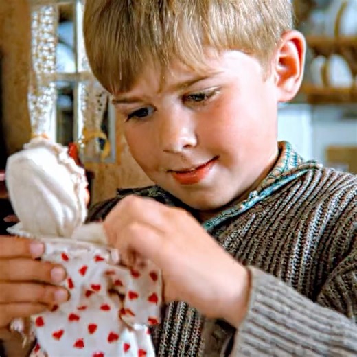 Nils Karlsson Pyssling (1990) | A hidden world beneath the floorboards.🏠🔍 #edit