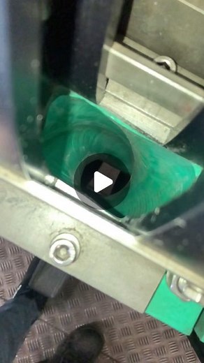 Mechanical Engineering GER 🇩🇪 on Instagram: "Mechanische Automatisierungslösung, um Objekte (in diesem Beispiel Deckel) in einem Produktionsprozess zu wenden. Die Lösung hat beispielsweise Anwendung, wenn sich Objekte durch eine Umorientierung einfacher fördern lassen 🔄. / Mechanical automation solution for turning objects (in this example, caps) in a production process. The solution is used, for example, when objects can be conveyed more easily by reorienting them 🔄. • Source: @tomgo_ • Wan