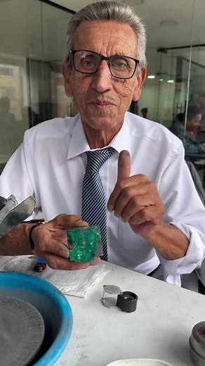 Ricardo admires a 1000 carat rough emerald that was brought to our office, quite included but gorgeous colour and size, the most liked video on my instagram account @emeralds - Make sure you’re following in the BIO! #emerald #emeralds #colombianemerald #colombianemeralds #alpinegreen #roughemerald #roughemeralds #roughgems #emeraldmining #muzoemeralds