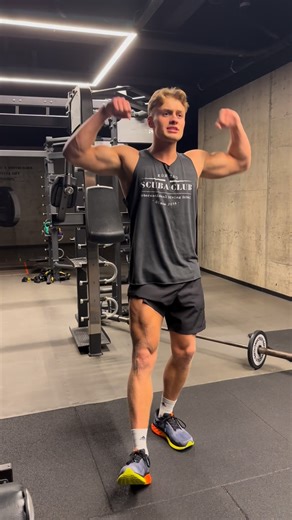 Levin on Instagram: "Eine krasse Gym-Form ist kein automatischer Beweis für Fleiß, Disziplin oder Hustle. Theoretisch könnte man den ganzen Tag chillen, Serien schauen oder auf TikTok hängen – und abends trotzdem noch 1–2 Stunden ins Gym gehen und gut aussehen. Gleichzeitig will ich klar sagen: In den meisten Fällen ist Training natürlich trotzdem ein Zeichen von Disziplin und Einsatz. Wer regelmäßig trainiert, Struktur hat und an sich arbeitet, bringt meistens auch Fleiß mit. Darum geht es mir 