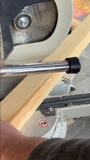 Fußleisten auf Gehrung sägen/ Leisten weiß streichen/ Leisten reparieren/ Leisten verlegen/ Säge