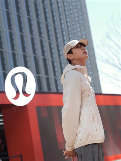 광고 Run Seoul 🏃🏻‍♂️ lululemonkr 🏃🏻 잠실 롯데월드몰 아레나 광장에서 3월 7일부터 17일까지 ‘SEOUL 2026'룰루레몬 런 커뮤니티 라운지가 열립니다. 러닝 제품을 직접 착용해보고, 러닝 세션이나 Shakeout Run 처럼 레이스 전 컨디션를 점검하는 프로그램도 함께 진행됩니다. 현장에는 러너들이 자연스럽게 모여 교류할 수 있는 공간과 특별한 그래픽으로 아이템를 커스터마이즈 할 수 있는 SEOUL 2026 프린트샵도 준비 되어있습니다. 잠실 근처라면 러닝 분위기 느끼러 한번 들러봐도 좋을것 같습니다 🏃🏻‍♂️ #룰루레몬 lululemon #룰루레몬인플루언서 seoul2026