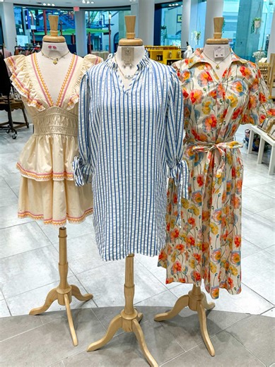 Spring has sprung in Tampa🌷 Outfit 1: dress - @marybethsmercantile necklace - @shopcalicosgrove earrings - @simplyrollick Outfit 2: dress - @marybethsmercantile necklace - @phoenixfiredesigns earrings - @snigindiewears Outfit 3: dress - @themakerandmerchant necklace - @shopnairi earrings - @shellandstone.co