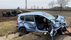 Čtyři zranění po nehodě dvou aut v Praze, některé vyprošťovali - Novinky