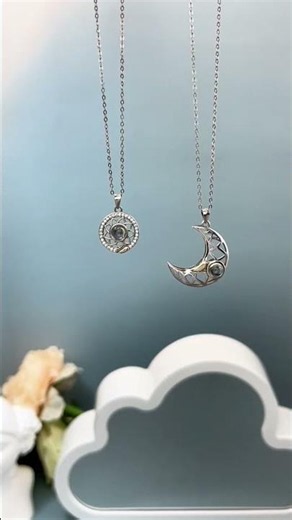 branded ledis necklace with new and attractive designs.