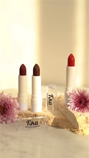 ‎فیکا | محصولات طبیعی | دوستدار محیط‌ زیست | شامپوبار | لوفا |‎ | ‎یه بالم لب رنگی دقیقاً همون چیزیه که لب‌هات تو پاییز و زمستون لازم دارن! ❄️ ‌ ✨ برای دیدن تست بالم لب‌ها روی لب و قیمت کلمه «بالم لب» رو...‎ | Instagram