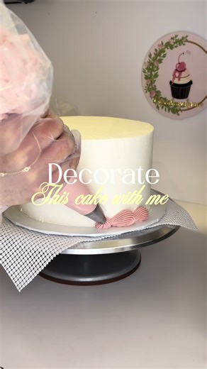 How to Decorate a Vintage Style 8-Inch Cake