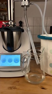 Anzeige | Selbstgemacht und selbst destilliert im Thermomix! Die Destillieranlage von DiFUMA ! Alkoholfreier Gin 😍 Rezept: Wacholderbeeren 20 g Kardamomkapseln (geöffnet) 6 Stück Koriandersamen (ganz) 1 TL Zitronenschale 2 TL Orangenschale 2 TL Zimt 1 Stückchen 45 min - Varoma - Linkslauf Stufe 1 Cheers 😍 ❗️10 Euro Rabatt gibts mit dem Code „thermonille“ im Shop unter difuma.com ❗️ #thermomix #gin #alkoholfrei #destillieren #tm5 #tm6 #rezepte #monsieurcuisine | MixTricks mit Niels