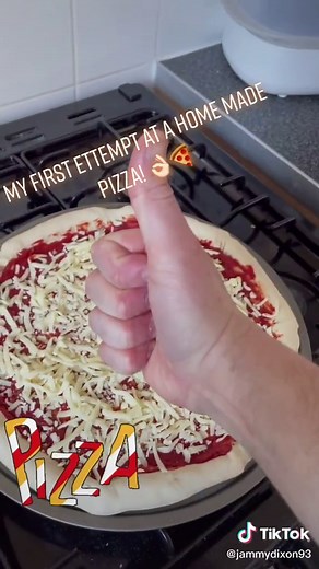 My first attempt at home made pizza! Come out pretty good tbf 😍 cheese string stuff crust is the one! 🤤 #homecooking#pizza#bakingpizza#cookingpizza