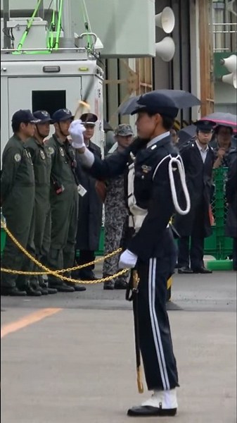 【この軍刀を振る女性自衛官がカッコよすぎる】航空自衛隊 栄誉礼