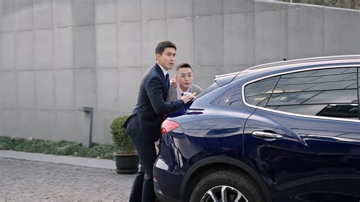 5.7K views · 71 reactions | Just as the overbearing CEO was about to go on a business trip and stepped out of the door, he unexpectedly witnessed his wife getting into a strange man's car!|霸總出差剛出門，竟目睹妻子鑽進陌生男人的車！ #繁华似锦 #TheOutsider #都市爱情 #高伟光 #张雨绮 #ChineseDrama #甜宠 #都市 #chinesedrama #中国电视剧 #ChineseTelevisionDramas #出色中国电视剧 #cdrama #fyp | 中剧甜甜圈 | Facebook
