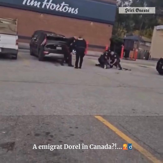 🇨🇦 Și Canada are „Dorelul” ei. În Toronto, poliția a reușit performanța să calce de două ori cu mașina un suspect... pe care tocmai îl imobilizaseră cu taserul. 🔹 L-au electrocutat. 🔹 Apoi, SUV-ul a fost lăsat în viteză și a trecut peste el. 🔹 Poliţistul a încurcat frâna cu acceleraţia... și l-a lovit din nou. Din fericire, suspectul și agentul responsabil sunt în afara oricărui pericol. Dar rămâne întrebarea: 👉 Noul protocol la poliția din Toronto: “Prinde-l, arde-l, şi calcă-l de două or