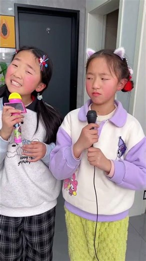 الشقيقة تغني بهذه الجمال!