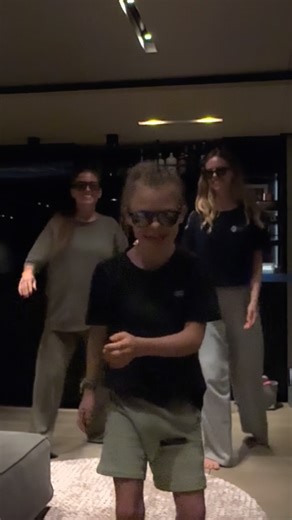 Jeannine Schröder on Instagram: "Der Gentleman-Trend auf Instagram Funny Wednesday. Wir wechseln die lustigen Tage wie die Unterwäsche. Könnte man meinen. Gentleman war früher mal Fil’s absolutes Lieblingslied. Lange, lange her, zusammen mit Gangnam Style, zum Glück auch lange her. Nowadays hat er viele andere Lieblingssongs, auch zum Glück. Ein paar sind komplette Ohrwürmer und man bekommt sie den ganzen Tag nicht mehr aus dem Kopf. Wenn er etwas toll findet, ist er ziemlich konsequent im toll 