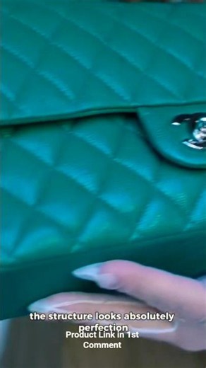How beautiful this green is, I’m in love!20B Green Caviar Quilted Classic Flap Medium Silver Har