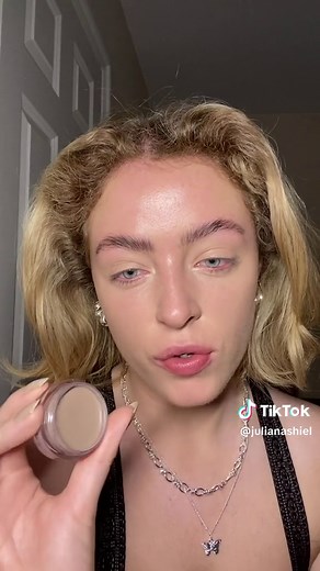 All my pale skin makeup tips! There are very few pale skin makeup creators so I thought I’d share some advice I’ve picked up over the years♥️♥️ I do have some leftover fake tan on my neck here I’m usually a bit more blue lol #paleskin #irishskin #unevenskin #freckles #pinkskin #irish #irishskin #scottishskin #naturalmakeup #makeuptutorial #paleskinmakeup #accutane #dewymakeup #grwm