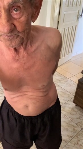 sensacional como as pessoas mais velhas eram exemplos de honestidade, não que hj não sejam mais, os mais idosos são ansiosos pra pagar as contas. | Caio e o vovô Anesio