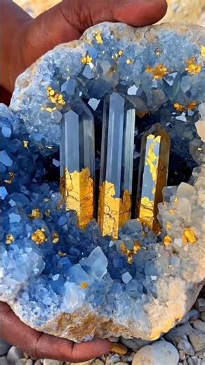 ¡Increíble descubrimiento: una geoda gigante con oro y cristales en su interior!