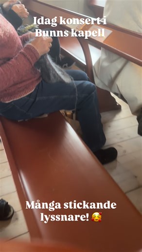 Så fantastiskt roligt att få sjunga för både publik som kom för konserten och för alla deltagare på sticklägret. Att få sjunga i ett kapell för så många handarbetande lyssnare har jag aldrig gjort tidigare. Härlig upplevelse! Jag vet själv hur mycket bättre jag är på att koncentrera mig på att lyssna om jag få handarbeta samtidigt! | lenamaria.com - Lena Maria Vendelius