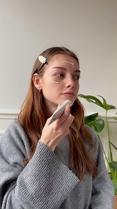 Le secret d’un teint lumineux ? La glow crème Erborian et ses pigments nacrés ✨ On craque pour ce look hyper naturel, idéal pour votre makeup du quotidien ! Une superbe routine teint, un joli gloss rosé Floss et sans oublier la note parfumée Commodity ! Psst… Retrouvez certaines de ces pépites dans votre box de mars, rdv sur Blissim.fr pour shopper la votre ! #blissim #boxbeaute #makeup #beautyexpert | Blissim