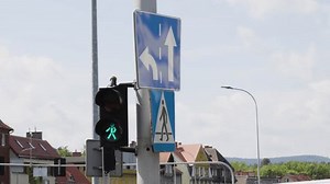 Intersection de circulation avec des signaux : vidéo de stock (100 % libre de droit) 3579481153 | Shutterstock