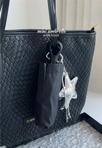 Your summer and rainy season essential ☀️🌧️ This mini umbrella with hook is super handy, easy to carry, and perfect for on-the-go days! 🫶 #miniumbrella #umbrella #umbrellas #umbrellaskullgirls #payong